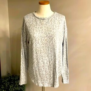 Gap women’s TALL MED gray cheetah casual knit top split open sides long sleeve